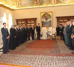 Fotografía de grupo de Sus Majestades los Reyes, Sus Santidad el Papa y la delegación española